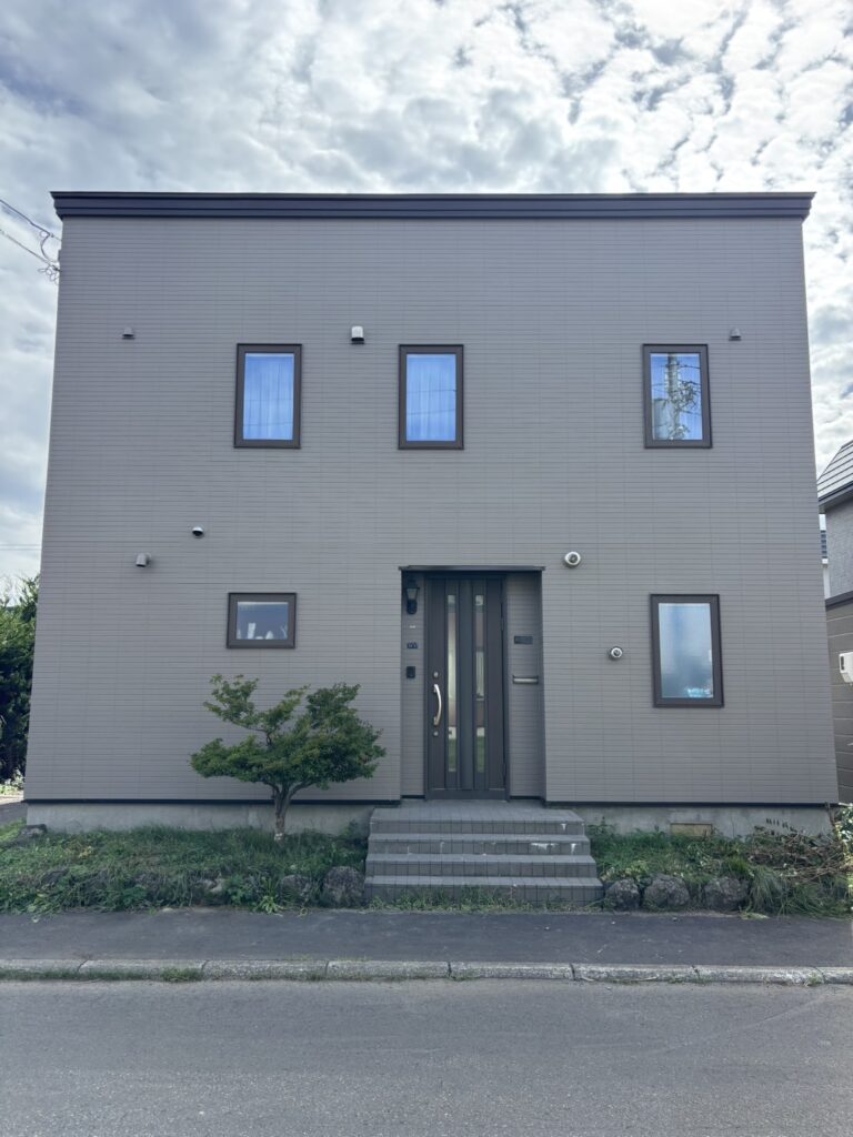 職人が確認する外壁塗装後の住まいイメージ